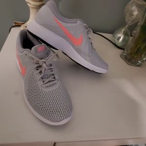 9 1/2 Nike Revolution 4